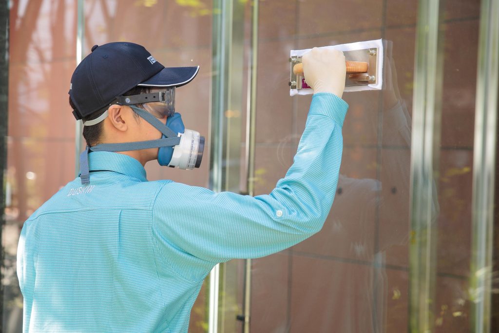 ダスキン深谷上ターミニックス飛翔害虫駆除ガラス面防虫サービスです。ガラス面へ専用の薬剤を定期的にコーティングし飛翔害虫の防除をします。